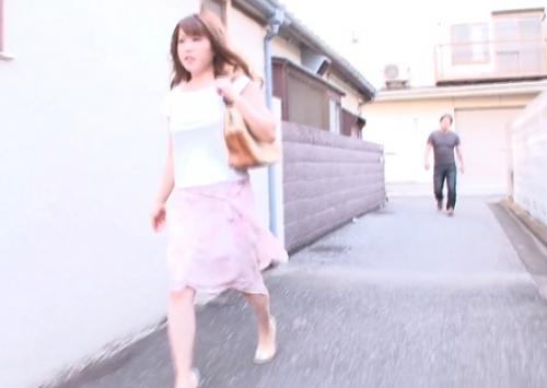 《ぶっかけ拉致》美婦人が態度の悪い最低な男性に無理くりパコられて理性保ちきれない