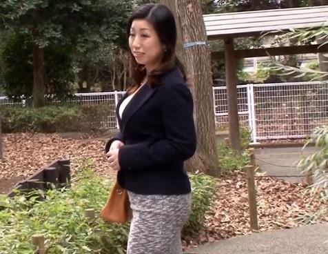 《藤澤美雪四十路》おっぱい妻が物欲しそうに絶倫棒を眺め可憐な声を振りまいて体が高揚していく