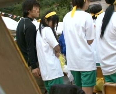 《顔射野外》エロ女子が気持ち押し殺す言葉も知らない変態男に狙い撃ちされて膨張ちんこに泣き寝入りする