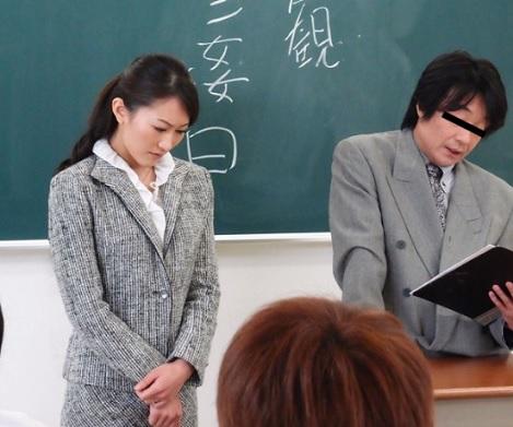 《授業参観フェラ》敏感妻が股間をペロペロ舐めてもらいたい妄想で体液と愛情を出し切って絡み合う