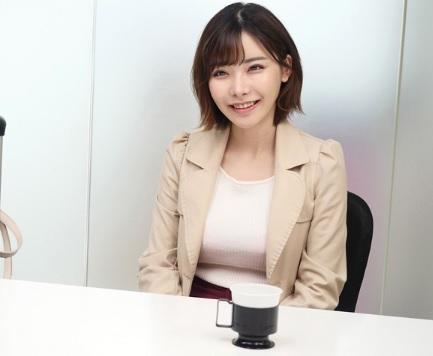 《深田えいみ口内射精》必須のぷっくり膨らんだ乳首と愛らしい最高峰の癒やしセックスで限界迎える