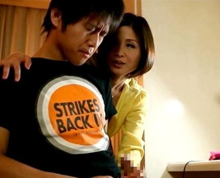 ［フェラ×叔母］桃尻を揺らし腰を振る淫らな自分に興奮してきて高まり過ぎてしまう人妻