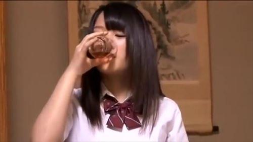 幼馴染の女子校生が媚薬を飲んで、すぐに発情し、オナニーを始めた。