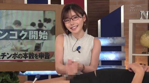 清楚なイメージを持つ女性、えいみの肉体は剛毛で覆われており、生々しい性器で挿入され、激しい快楽に身を委ねます。