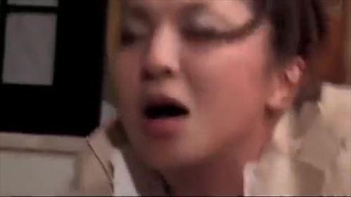 熟女を犯した上に、その場に部下を連れて行った