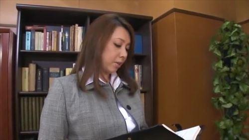 高級な美貌と知性を持つ熟女秘書が、社長室で性濃いめ的マッサージを受け、その過程で権力と肉体を奪われる