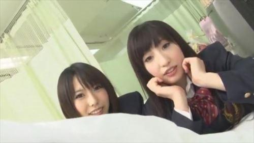 友達の入院中、性欲が高まり、女子校生の成すがままに足コキで責められ、感じてしまう