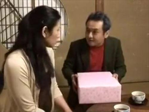 情欲をそそる美貌の女性、彼女は既婚者
