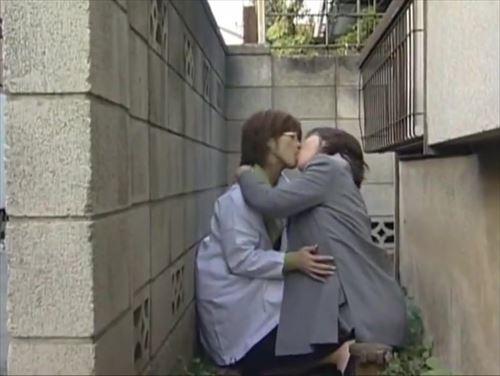街中で、激しい愛情を抱き、互いに深く求め合った二人は、同性愛者だった