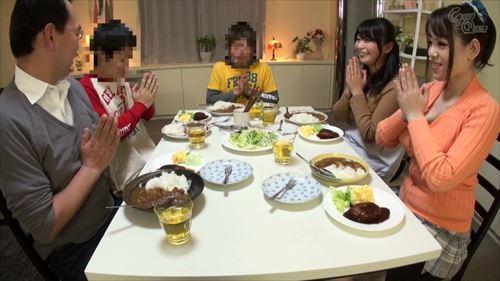 年下の少年と、彼の従姉妹と叔母を誘惑する、エロエロ的に露骨な身体の動き