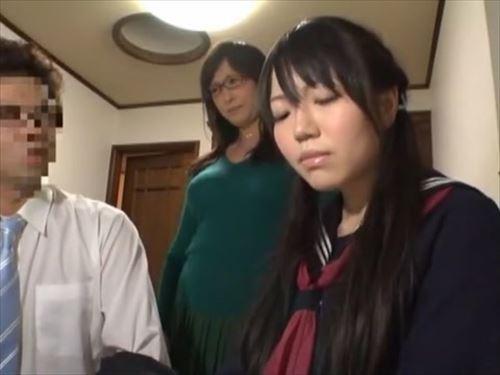 欲情に駆られ、抵抗できない母親。性的刺激に身を委ね、抑えきれない性欲が彼女を満たしてしまう。