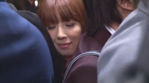 美しい女性たちがあちこちで偶然のキスをしたり、サンドイッチを食べている間に密着したりする