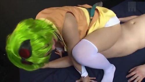 胸の大きなコスプレイヤーがカメラマンを誘惑し、生で挿入して中出しする。