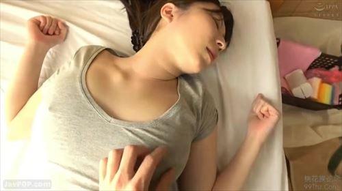 夫の性欲は抑えきれず、激しく求め、挿入した。