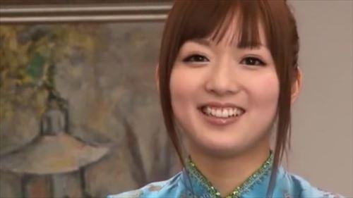 スレンダーな女優は全身で敏感に反応し、激しいセックスで大量の精液を放出。