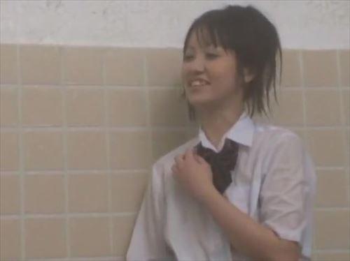 密やかな場所では、女性たちは身体を貪り、口づけを交わし、歓喜の声を上げ、熱中する。