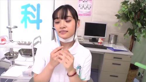 美しい容姿の医師が、口づけによって虫歯を治す
