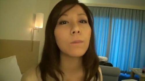 40歳過ぎた美貌の女性が野外からホテルへ直行し、性的に興奮する行為を。