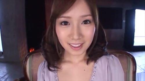 人気女優の顔はファンからの愛の証、精液で満たされた。