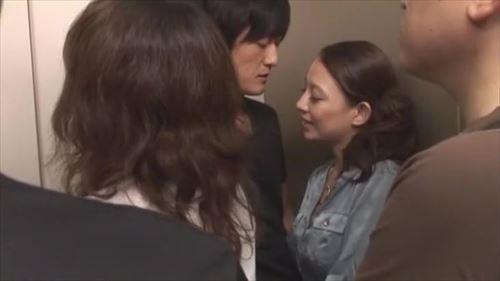 美貌の女性がエレベーター内で男を挑発し、キスを迫り、エロエロ的行為に誘う