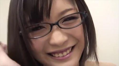 美しい女性、経理の彼女、乳房を舌で味わう