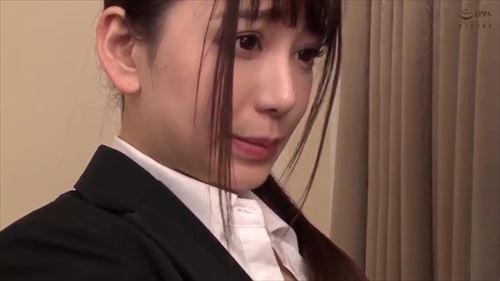 就活中の少女が面接で色仕掛けをし、内定を得るために関係を迫る.
