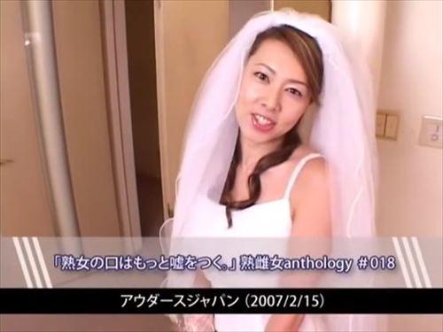 新婦は結婚式の控室で、ウェディングドレスのまま興奮を抑えられずに、彼に懇願した。