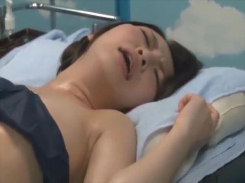 鏡越しに妻が誘惑され、知らない男に犯される様子を覗き見る
