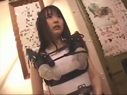 恥ずかしい格好をさせられ、少女は我慢できず、敏感な部分を露わにしてしまった