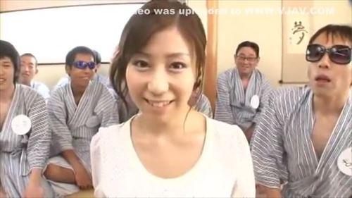 40手前の美しさと巨乳で誘惑する女性が、感謝祭の夜に性的サービスを尽くし、激しいセックスで射精へと導く.