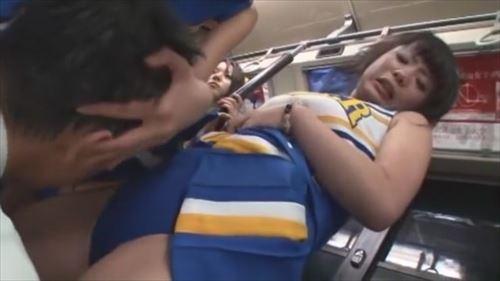 スカートから覗くパンティ、擦れて熱く、欲望を掻き立て、男はそれを貪る