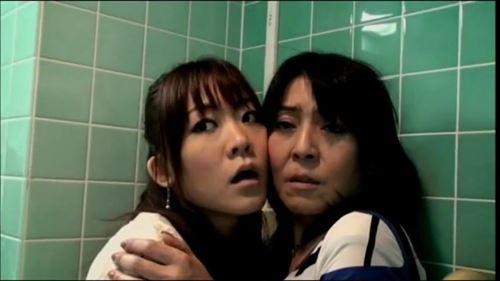 大人の女たちの情熱的な接吻