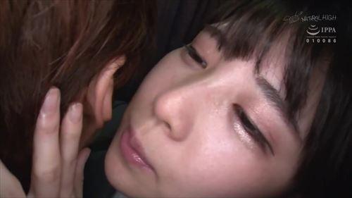 可愛らしい少女が、乱暴に性的行為に巻き込まれる