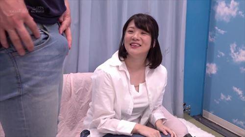 人妻は性欲に燃え、夫と赤ん坊を捨て、別の男と肉体関係を結び、快楽を求めた