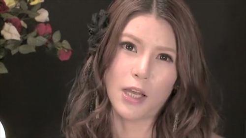 医師の診察室で、美しく、性的に魅力的な女性患者に、男は性的に誘惑され、支配された。