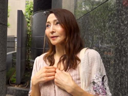 『こんなおばさんナンパしてどうするの…？』とても五十路に見えないスレンダー美人奥様をホテル連れ込み口説き落とし寝取りハメ
