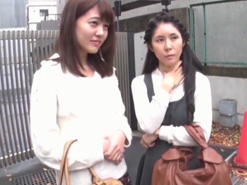番組取材と称し母娘の親子ナンパ❤謝礼で釣り下着調査中に悪戯したらお母さんが欲情してHでイキ潮噴いたら娘も興奮して逆3P…