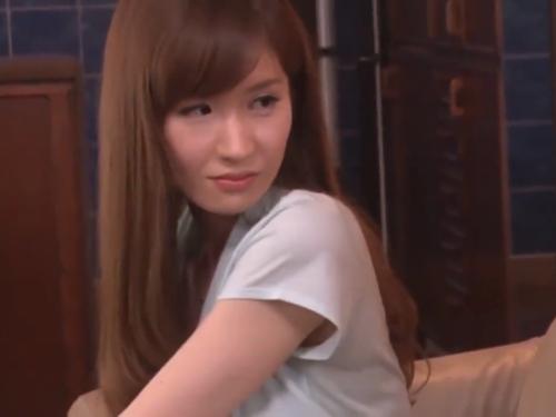 『ダメっ…息子がいるんだから…』家計の為に息子に秘密でAV女優をしているお母さん…交際する男優を自宅招いたら迫られて…