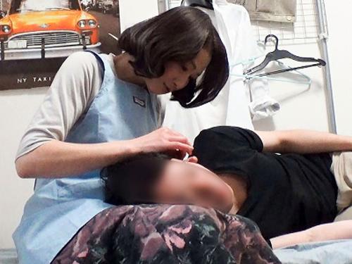 出張家政婦で来た還暦近い50代半ばのおばさん❤耳かきのお返しにとマッサージするフリしてHな悪戯で発情誘い寝取り生ハメ！