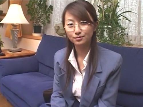 『お父さんと…エッチしたい…❤』超真面目そうなメガネ女教師…生徒の家庭訪問で勝手に父親の肉棒触って勃起させSEXおねだり