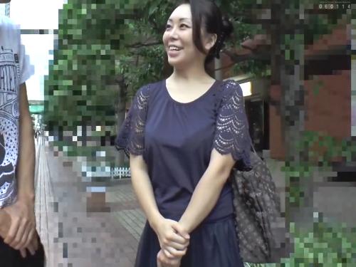 アンケート装い三十路半ばのセレブ奥様ナンパして車連れ込み❤若い男に迫られて拒む素振りも嬉しそうに肉棒ハメ許して膣内射精
