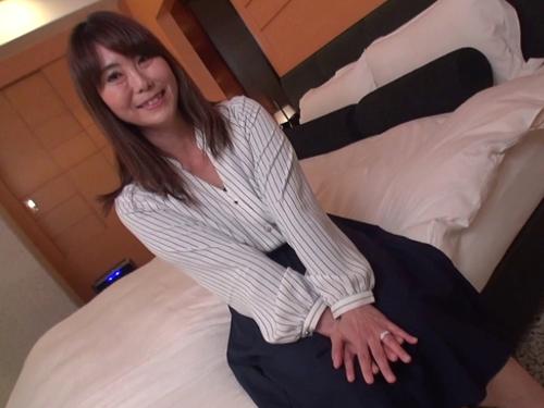 可愛らしい顔した五十路奥様がセックスレスの欲求不満解消にAV応募❤オナニーさせたら激しく感じ若い肉棒ハメて身悶え膣内射精