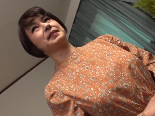 旦那に内緒で最近デリヘル嬢始めたぽっちゃり体形に垂れ乳巨乳巨尻の五十路奥様❤本番交渉して生ハメ中出しセックスハメ撮り！