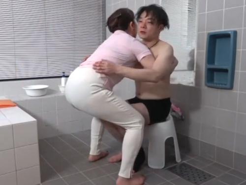 入浴介助ヘルパーの豊満五十路おばさんの濡れて透けた巨尻パンティと密着介護で勃起した患者が…ダメ元で性奉仕お願いしたら…