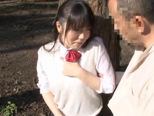 「お嬢ちゃん…うちの敷地でおしっこしちゃダメだょぉ」野ションしようとしてた女子校生が管理人に見つかり…無理やり躰弄られ…