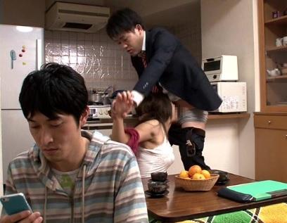 ［人妻×パンスト］敏感なボディが露わになり大好きなモノで貫かれエロ度のピークを味わう奥さん