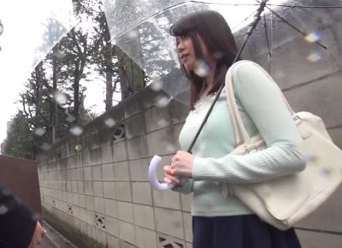 ［人妻ナンパ×痙攣］ただイキまくるだけではなく様々な手法で未知の絶頂へと自ら求めていく美乳妻