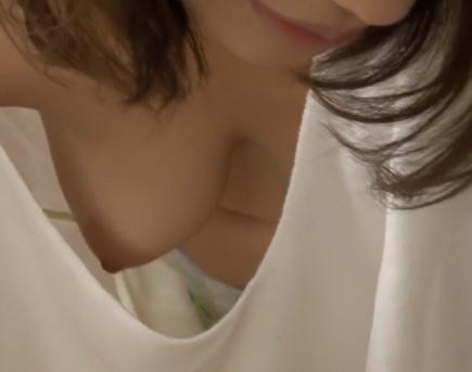 ［人妻×巨乳］美乳を露わにして濃厚なプレイを楽しみ濃度の高い性行為を楽しんじゃう人の嫁