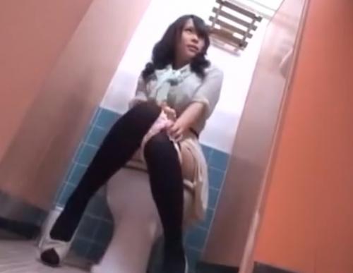 ［巨乳×おしっこ］物欲しげにそそり立つちん〇を観察し、可憐な声を上げ淫らイキをかますデカパイ女