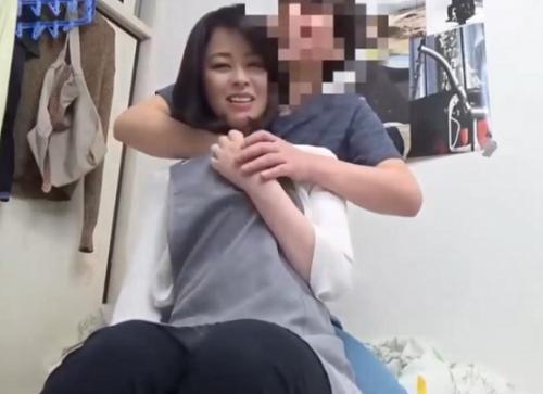 ［人妻×三十路］勃起を誘う色気溢れるおっぱいは、絶妙な距離感で誘い、快楽へと向かってしまう美人妻